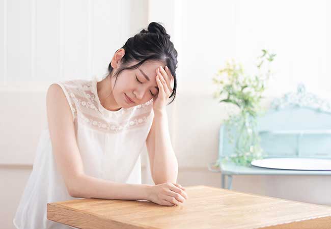 頭痛に悩まされる女性
